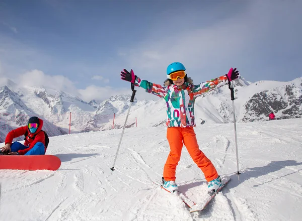 小女孩在滑雪胜地 — 图库照片