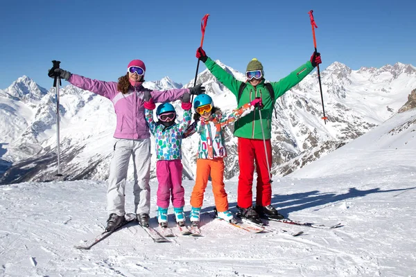 Famille à la station de ski — Photo