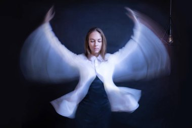 Bir melek gibi kadın.