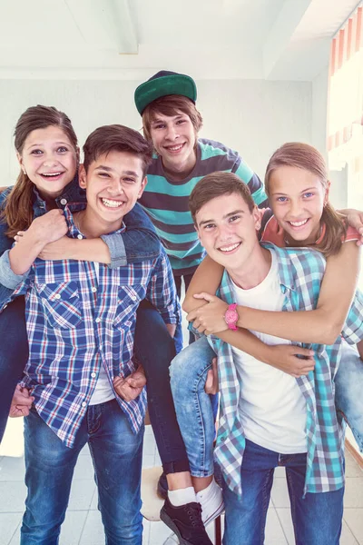 Adolescentes en la escuela — Foto de Stock