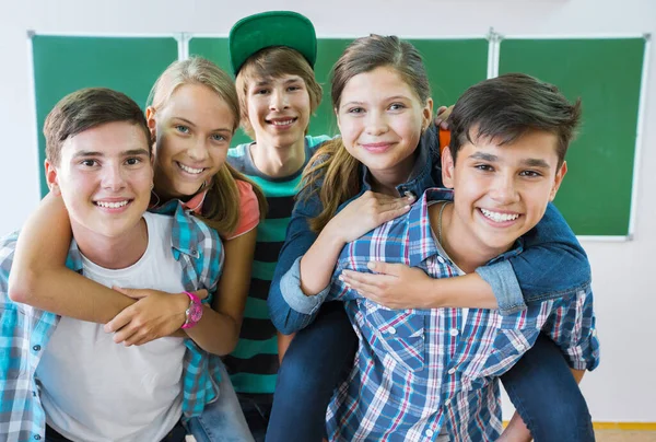 Adolescentes na escola — Fotografia de Stock