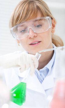 kimyasal maddelerle çalışan araştırmacı