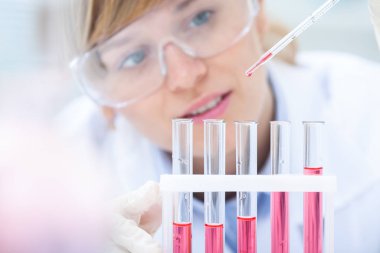 kimyasal maddelerle çalışan araştırmacı