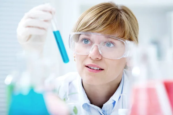 Researcher working with chemicals — Stock Photo, Image