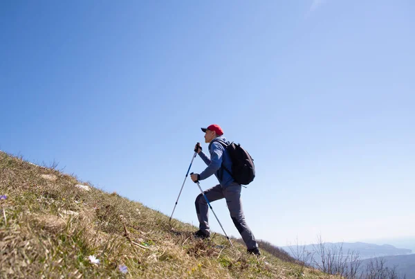 Homem em uma caminhada — Fotografia de Stock