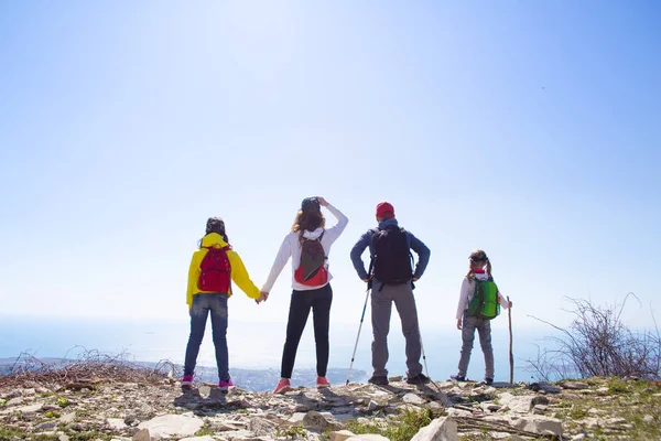 Family in a hike — Stock Photo, Image