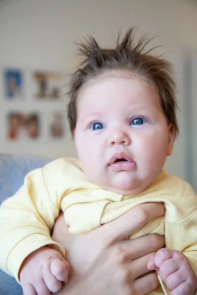 Baby op handen — Stockfoto