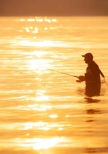 Unerkennbare Silhouette Eines Mannes Der Bei Sonnenuntergang Fischt — Stockfoto