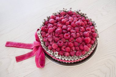 Lezzetli ev yapımı taze ahududu şenlikli pasta.