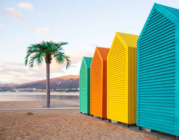 Foto Una Fila Casas Pequeñas Madera Colores Playa — Foto de Stock