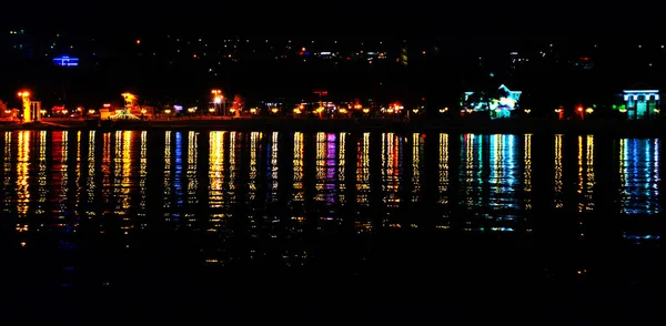 Καταπληκτική Πολύχρωμη Νυχτερινή Θέα Της Ακτής Της Θάλασσας Την Αντανάκλαση — Φωτογραφία Αρχείου