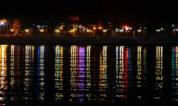 Úžasný Barevný Noční Pohled Pobřeží Moře Odrazem Světla Města Vodě — Stock fotografie