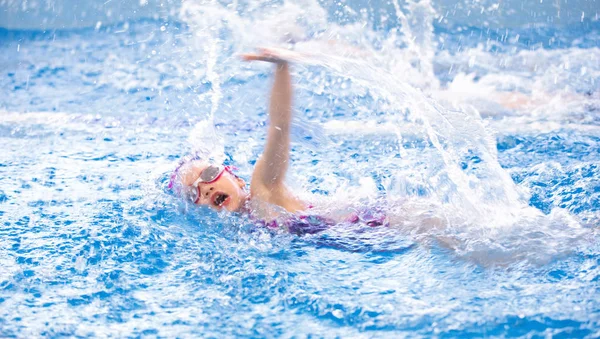 Niña Nadando Piscina Entrenamiento Natación — Foto de Stock