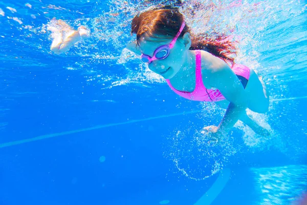 Niña Nadando Piscina Entrenamiento Natación —  Fotos de Stock