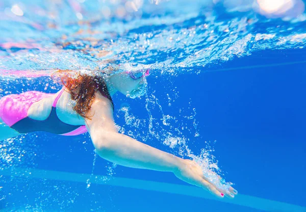 Niña Nadando Piscina Entrenamiento Natación — Foto de Stock