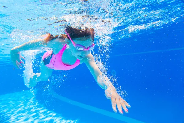Klein Meisje Zwemmen Het Zwembad Bij Opleiding Zwemmen — Stockfoto