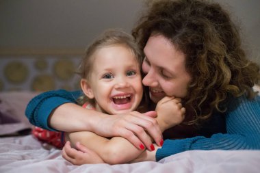 Genç anne küçük kızıyla kötü bir şekilde iletişim kuruyor.