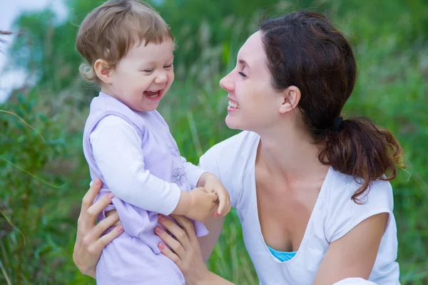 Young Mother Communicates Her Little Daughter Outdoor — Stock Photo, Image