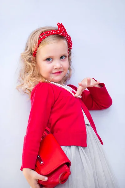 Egy Kis Aranyos Hölgy Fashionista Portréja — Stock Fotó