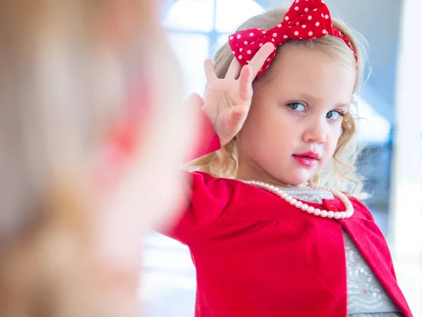 Portret Van Een Kleine Leuke Dames Fashionista Voorkant Spiegel — Stockfoto