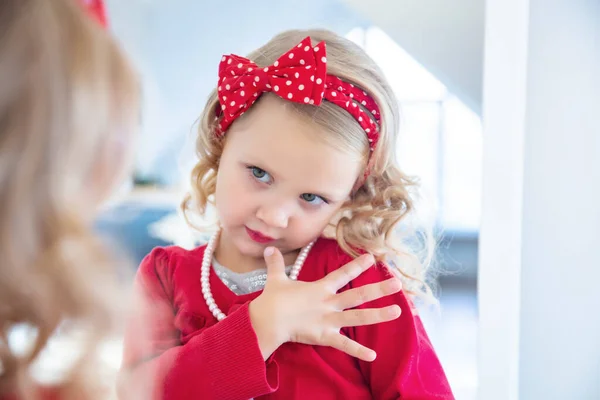 Portret Van Een Kleine Leuke Dames Fashionista Voorkant Spiegel — Stockfoto