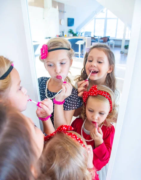 Weinig Mode Meisjes Lippenstift Voorzijde Van Spiegel — Stockfoto