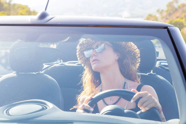 Mujer Joven Gafas Conduce Coche Convertible Verano — Foto de Stock