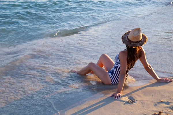 Mujer Bonita Bikini Tomando Sol Playa Arena —  Fotos de Stock