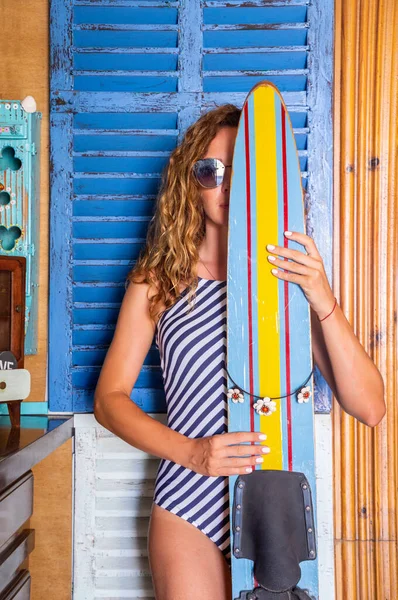 Retrato Una Joven Bronceada Traje Baño Con Una Tabla Surf —  Fotos de Stock