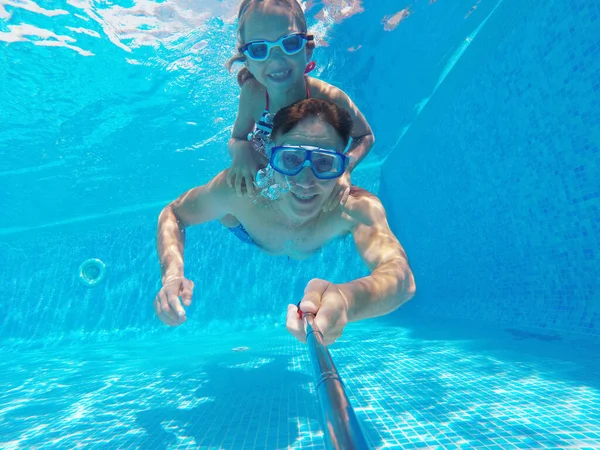 Underwater Photo Young Dad Little Girl Swimming Pool — Stock Photo, Image