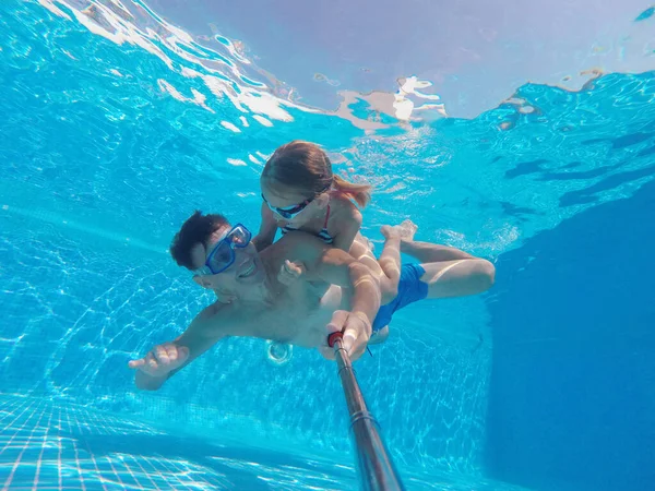 爸爸和小女孩在游泳池里的水下照片 — 图库照片