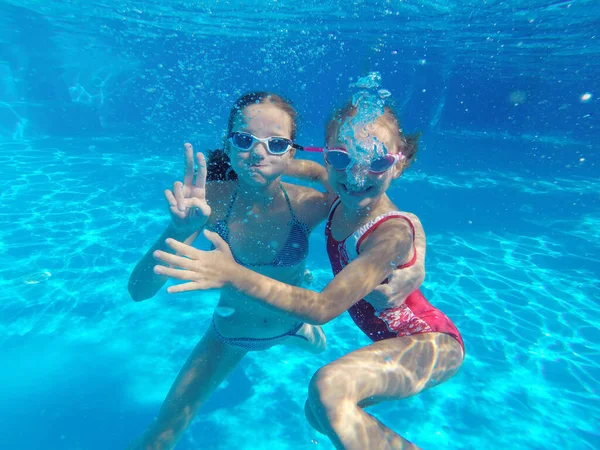 Alegre Niñas Jugando Bajo Agua Piscina —  Fotos de Stock