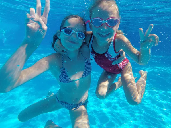 Χαρούμενα Κοριτσάκια Που Παίζουν Κάτω Από Νερό Στην Πισίνα — Φωτογραφία Αρχείου