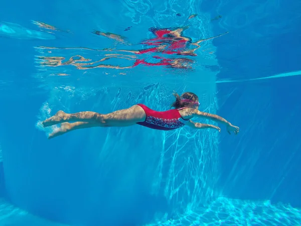 Vrolijk Klein Meisje Zwemmen Onder Water Het Zwembad — Stockfoto