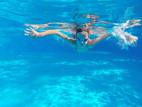 Χαρούμενο Κοριτσάκι Που Κολυμπάει Κάτω Από Νερό Στην Πισίνα — Φωτογραφία Αρχείου
