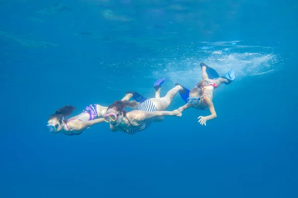 Podwodne Zdjęcie Młodej Matki Dwiema Małymi Dziewczynkami Morzu — Zdjęcie stockowe