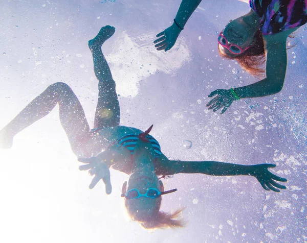 Twee Kleine Meisjes Spelen Onder Water Het Zwembad — Stockfoto