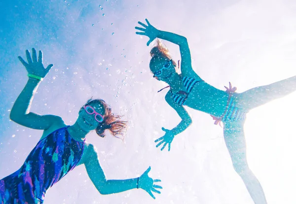 Δύο Μικρά Κορίτσια Που Παίζουν Κάτω Από Νερό Στην Πισίνα — Φωτογραφία Αρχείου