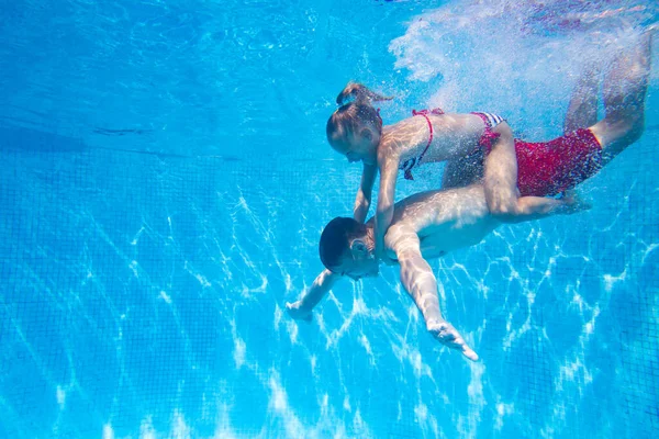爸爸和小女孩在游泳池里的水下照片 — 图库照片