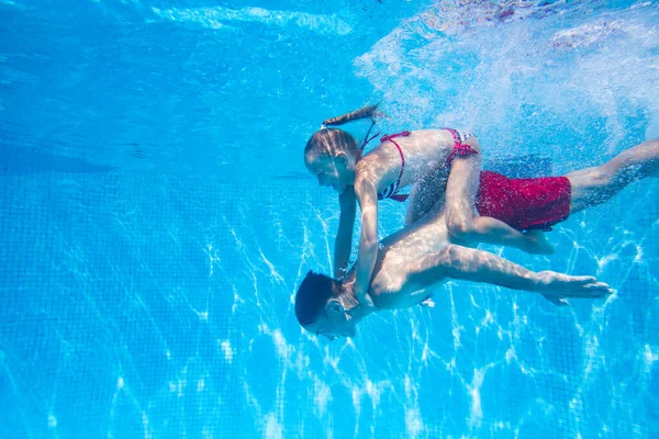 Foto Subaquática Jovem Pai Com Menina Piscina — Fotografia de Stock