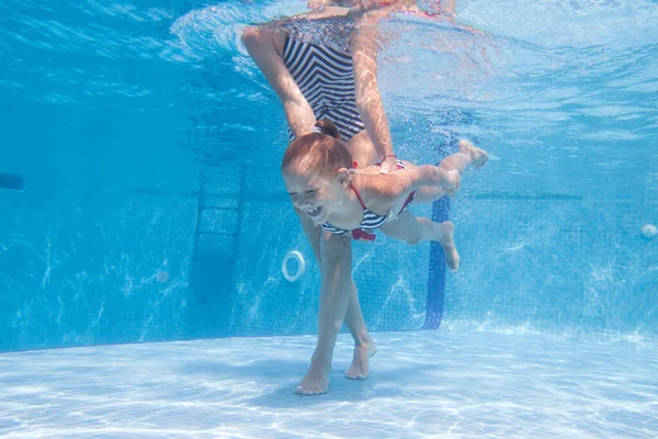 Unterwasserfoto Von Junger Mutter Mit Kleinem Mädchen Schwimmbad — Stockfoto