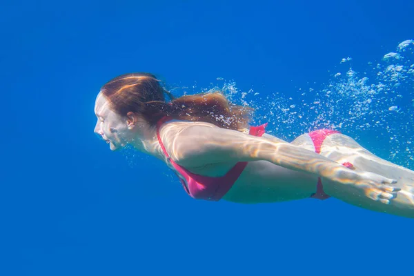 Genç Kadın Denizin Kabarcıkları Ile Içine Dalış Sualtı Fotoğraf — Stok fotoğraf