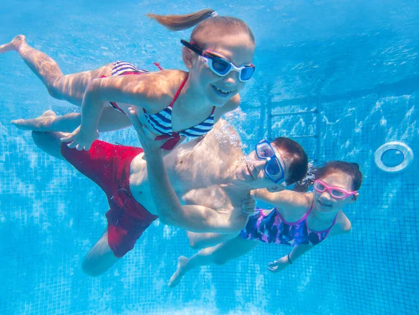 スイミングプールで小さな女の子と若いお父さんの水中写真 — ストック写真