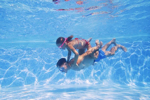 Υποβρύχια Φωτογραφία Του Νεαρού Μπαμπά Κοριτσάκι Στην Πισίνα — Φωτογραφία Αρχείου