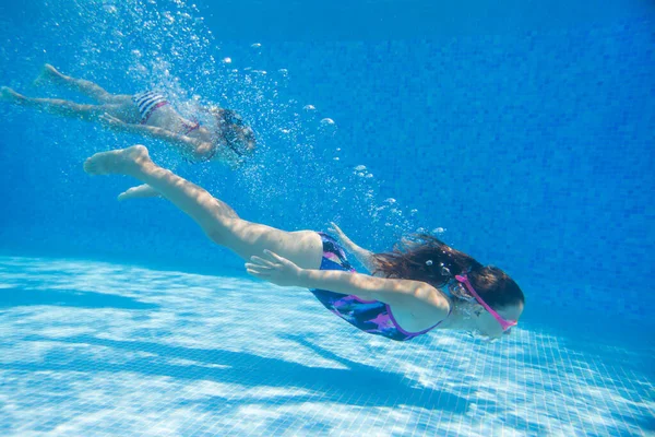 Zwei Kleine Mädchen Schwimmen Unter Wasser Pool — Stockfoto