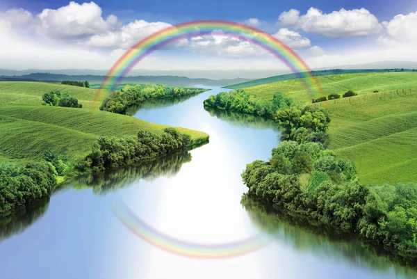 Regenbogen über Fluss lizenzfreie Stockbilder
