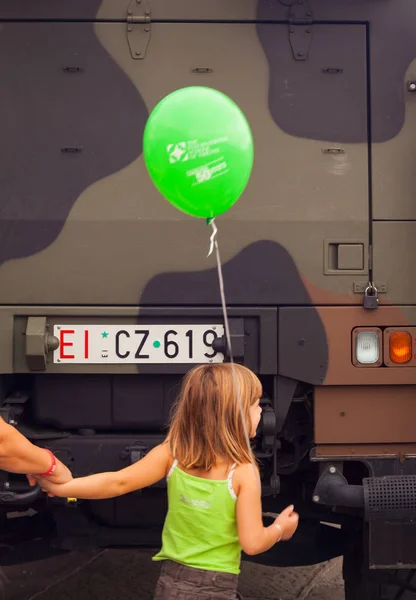 Barn med grön ballong — Stockfoto