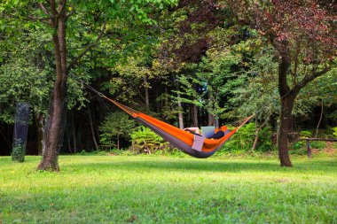 Hamak bilgisayarda çalışan kadın
