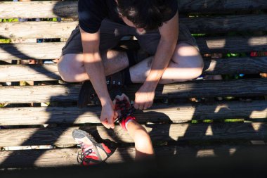 Adam ayakkabılarını bağlamayı bir çocuk yardım