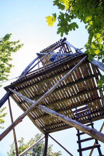 Houten toren in de Kocevski Rog — Stockfoto